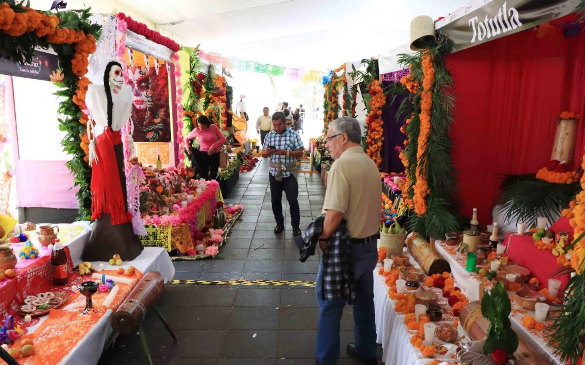 ¿Listo para la muestra de altares en Xalapa? Te esperan en el parque Juárez 